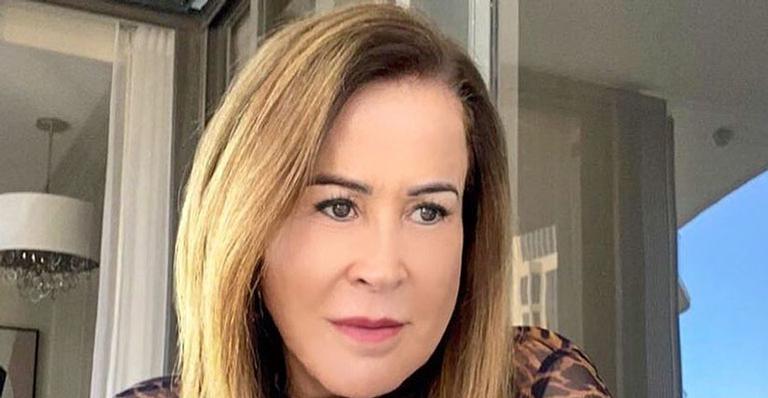 De blusinha transparente, Zilu Camargo posa poderosa em seu apartamento em Miami: “Qual é o desejo?”