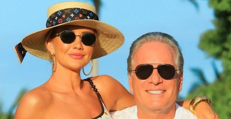 Luxo! Esposa de Roberto Justus elege maiô grifado de R$ 4 mil para curtir praia na Bahia