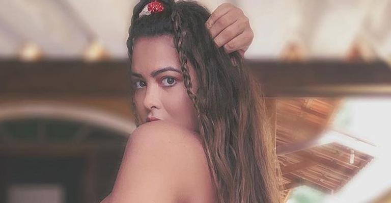 Geisy Arruda posa de biquíni fio-dental, exibe bumbum imenso e dispara: “Ninguém manda nessa raba”