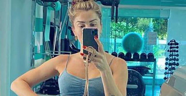 Grazi Massafera posa de top e shortinho e corpaço após treino na academia: “Chorei com esse abdômen”