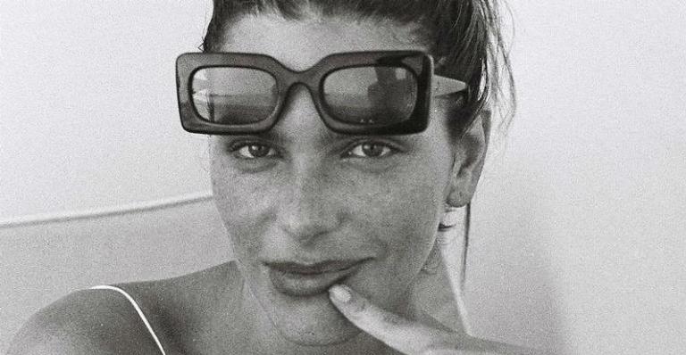 Mariana Goldfarb surge deslumbrante em clique de biquíni e ganha elogio de Cauã Reymond: “Gata demais”