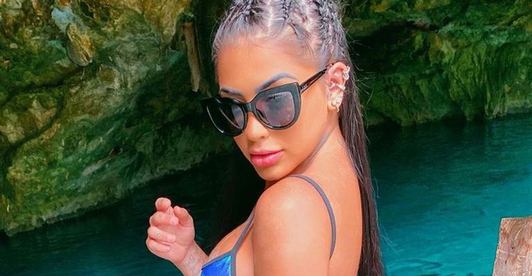 Bumbum tatuado rouba a cena em clique picante de MC Mirella com biquíni fio-dental: “Momentos únicos”