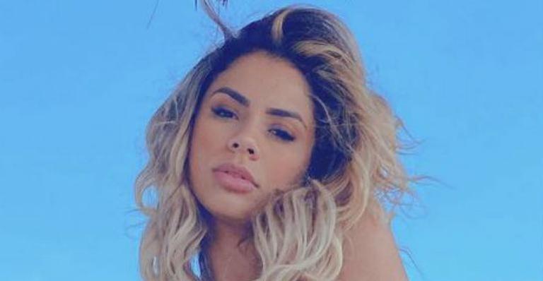 Ousada, Lexa abre shorts jeans e sensualiza com produção decotadíssima: “Mais gata impossível”