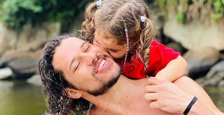 Papai coruja! José Loreto flagra Bella tocando piano e se derrete: “Melhor pianista que meu coração já sentiu”