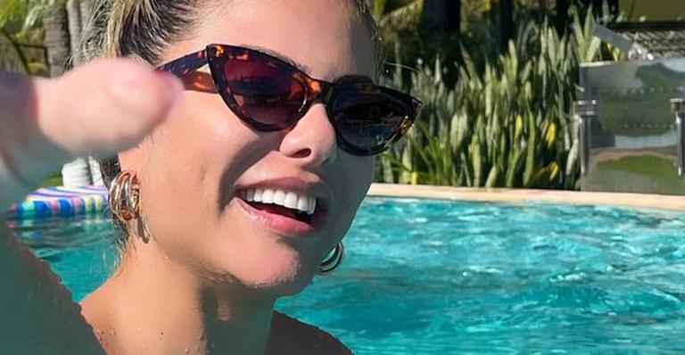Com biquíni sem alças, esposa de Leonardo exibe corpo definido aos 44 anos: “Existe mulher mais perfeita?”