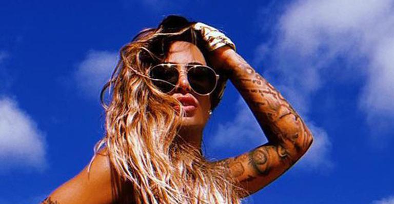Que cintura é essa? De biquíni, Rafaella Santos empina o bumbum e faz pose sexy em clique na praia