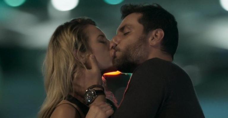 A Força do Querer: Jeiza e Caio se beijam pela primeira vez