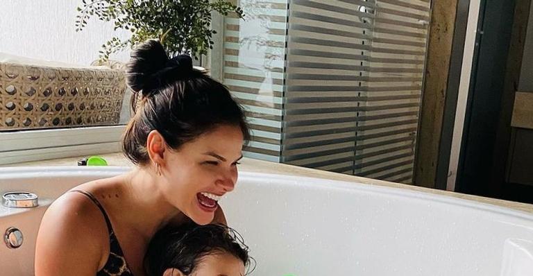 Andressa Suita brinca com os herdeiros na enorme banheira de sua mansão: “Nossos momentos”