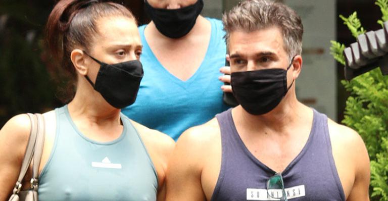 Que saúde! Claudia Raia e o marido malham juntinhos e exibe corpos definidos ao deixar a academia
