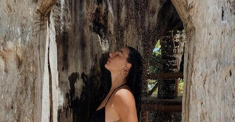 Em banho ao ar livre, Isis Valverde chama atenção dá web ao ostentar físico sequinho: “Absolutamente linda”