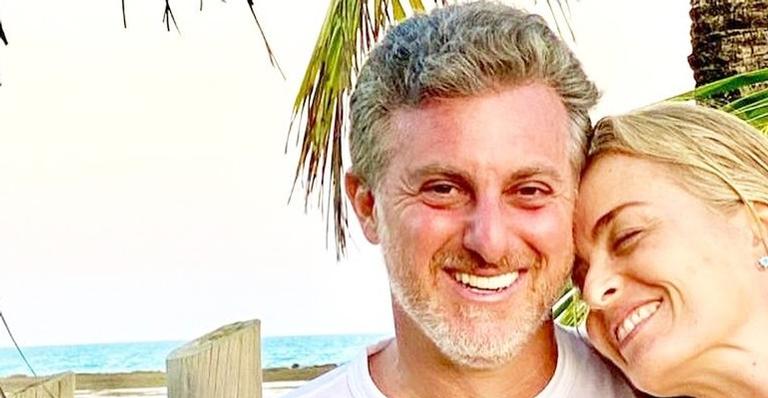 Em clima de romance, Luciano Huck posa todo apaixonado ao lado de Angélica: “Nós”