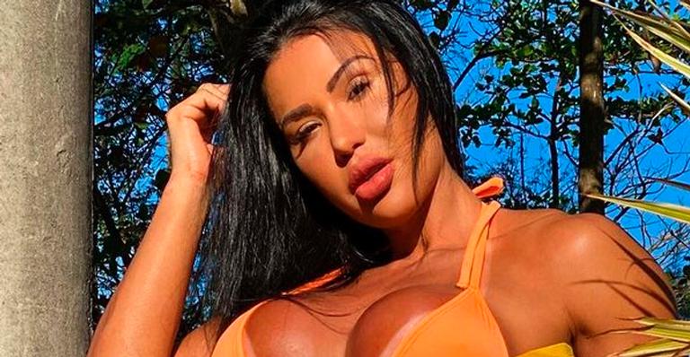 Irmã gata de Gracyanne Barbosa puxa biquíni até o limite e exibe corpão e bumbum na praia: “Deusa”