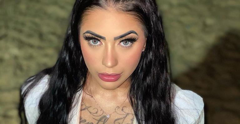 MC Mirella recebe críticas sobre sua aparência e responde à altura: “Dragão de feia”
