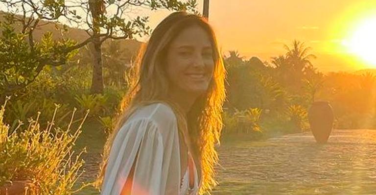 Ticiane Pinheiro aposta em look transparente e posa deslumbrante: “Linda como o sol”