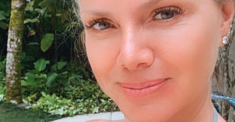 Aos 47 anos, Eliana posa de biquíni decotado e coleciona elogios dos seguidores: “Linda demais”