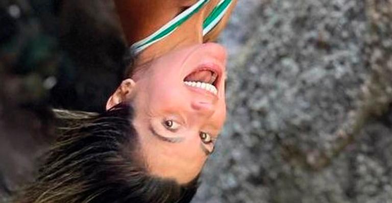 Aventureira, Flávia Alessandra posa de ponta-cabeça e exibe corpo musculoso: “Maravilhosa”