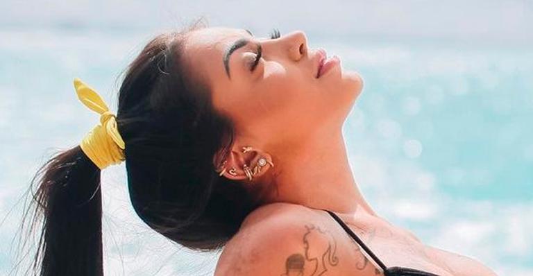Ex-Fazenda MC Mirella aposta em biquíni minúsculo e cobre só o essencial do corpão: “Perfeita”