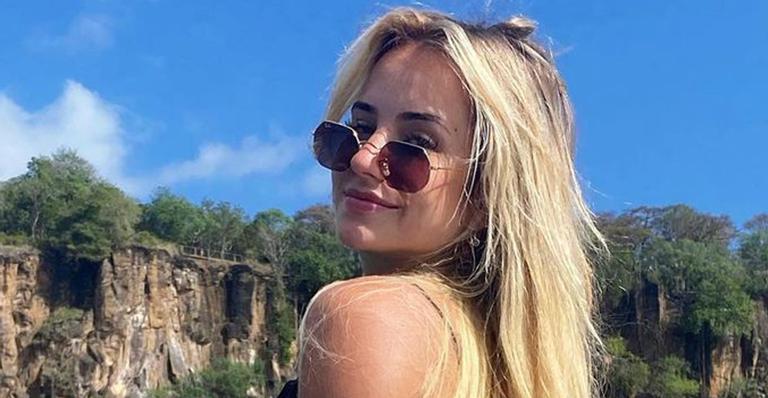 Ex-BBB Gabi Martins posa de biquíni fio-dental e exibe bumbum real em foto sem filtros: “Assim que é bom”
