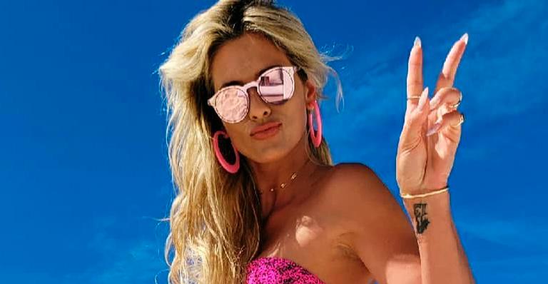 Lívia Andrade empina bumbum na praia e curvas avantajadas chamam atenção: “Deslumbrante”