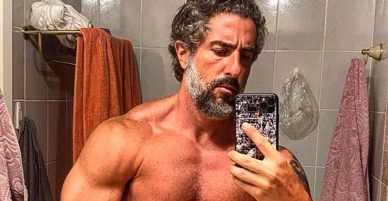 Aos 41 anos, Marcos Mion posa com calça de moletom e volume indiscreto rouba a cena: “Filé Mion”