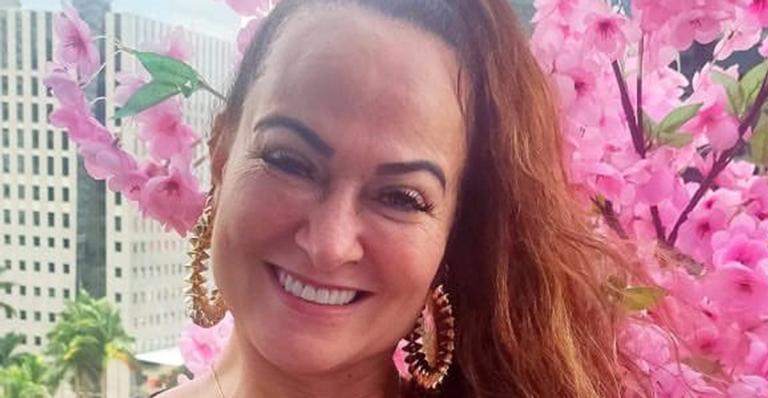 Mãe de Neymar reaparece nas redes sociais com decote generoso e faz desabafo: “Segue teu destino”