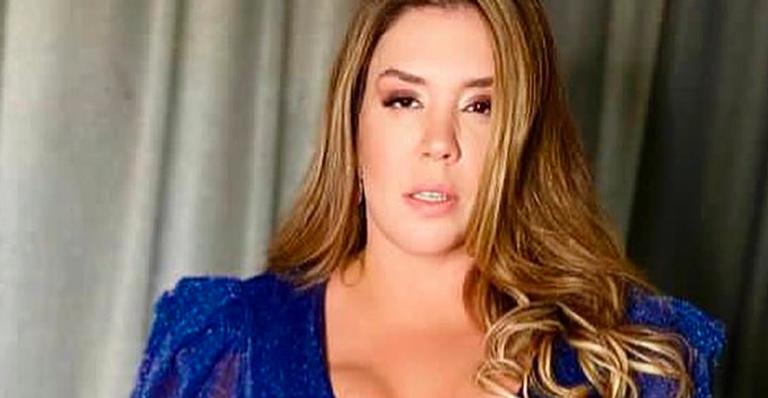 Aos 44 anos, Simony surge em vestido deslumbrante e mostra pernões em fenda até a virilha: “Icônica”
