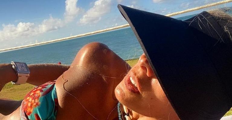 Adriane Galisteu causa nas redes ao exibir corpo sequinho e bronzeado: “Simplesmente irresistível”