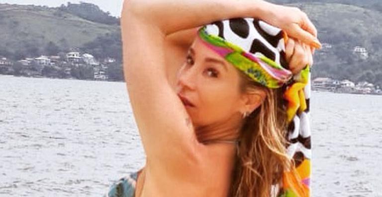 Aos 47 anos, Dani Winits posa de biquíni em clique ousado e corpo sequinho chama a atenção: “Surra nas novinhas”