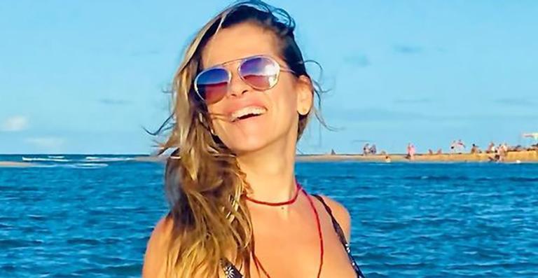 Aos 48 anos, Ingrid Guimarães eleva a temperatura ao fazer maiô cavado sumir no bumbum: “Deusa”
