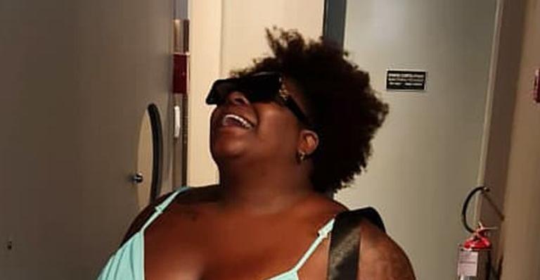 Com decote explosivo, Jojo Todynho posa com look ousado em corredor de hotel: “Uma mulher que pode e merece”