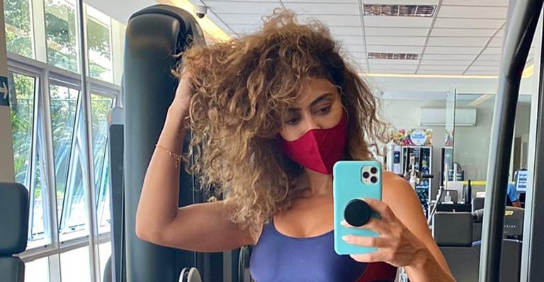 Corpão de dar inveja! Juliana Paes ostenta barriga trincadíssima na academia: “Treino de leão”