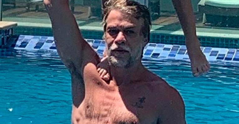 Uau! Fabio Assunção equilibra filha de 9 anos nos ombros e exibe físico impecável: “Cada dia mais bonito”