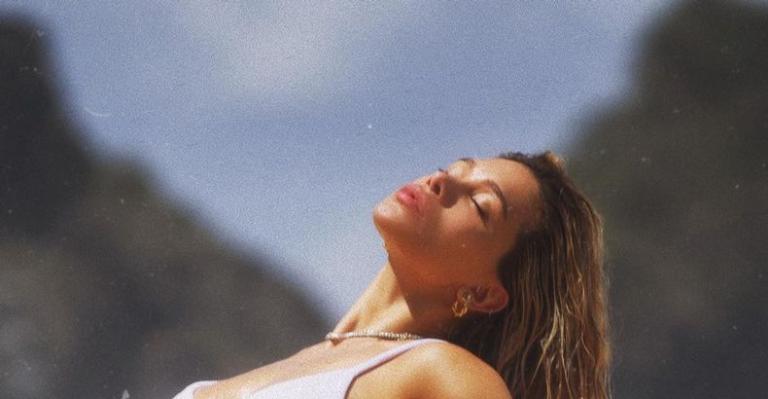 Com biquíni no limite, Flávia Pavanelli ostenta curvas perfeitas e deixa fãs boquiabertos