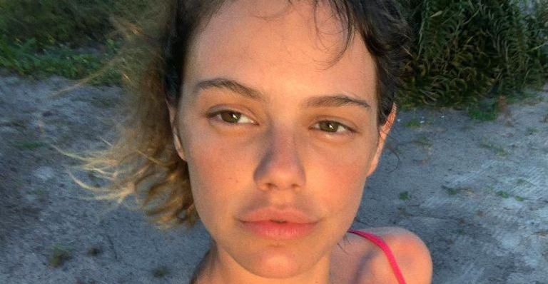 Laura Neiva encanta ao registrar sorriso largo de sua filha com Chay Suede: “Toda gostosa”