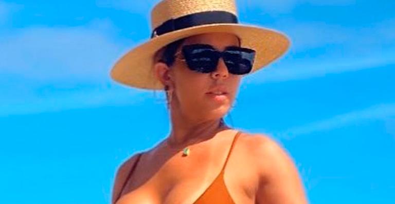 Mulher Melão aposta em biquíni decotado e exibe curvas graúdas em dia de praia: “Gata maravilhosa”