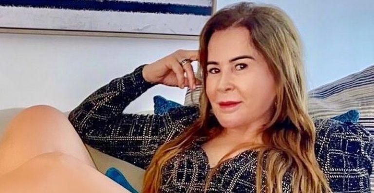 Aos 62 anos, Zilu Camargo aposta em minivestido e exibe coxas torneadas: “Qual o segredo?”