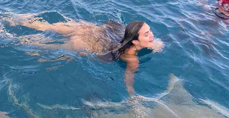 Bailarina do Faustão nada em mar repleto de tubarões nas Ilhas Maldivas e deixa fãs em choque: “Misericórdia”