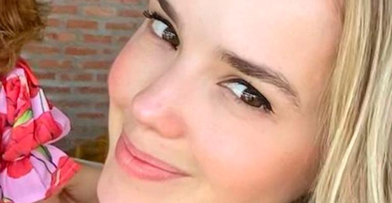 Em clique raro, Thaeme Mariôto mostra mãe e filha abraçadinhas e fãs comparam: “São parecidas”