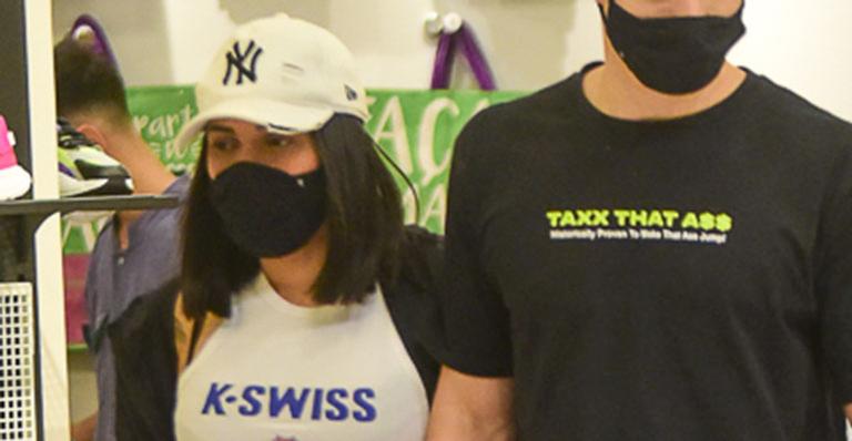 Com novo visual, ex-BBB Flay é flagrada de mãos dadas com o namorado fazendo compras em shopping