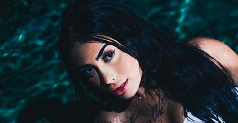Ex-Fazenda MC Mirella mergulha de lingerie branca e mostra corpão poderoso: “Sereia”