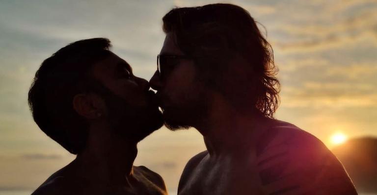 Filho de Mauricio de Sousa troca beija romântico com o marido e encanta web: ”Lindos”