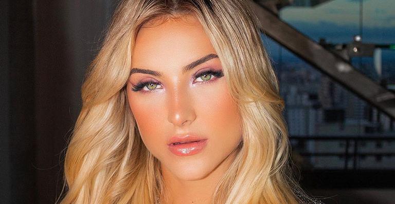 Ex-BBB Gabi Martins elege look-escândalo com vestido decotado e maquiagem pesada: “Misericórdia”