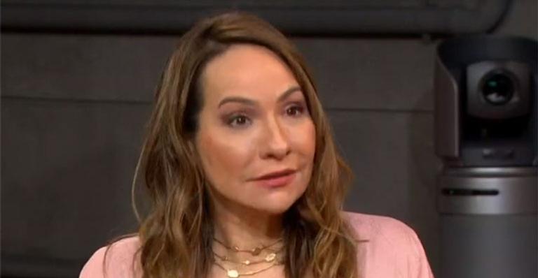 Chocada, Maria Beltrão se emociona ao noticiar transferência de bebês por falta de oxigênio: “É de dilacerar o coração”