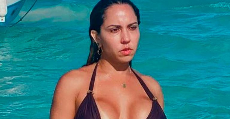 Mulher Melão curte férias luxuosas com biquíni cavado e mostra virilha sarada: “Você não existe”