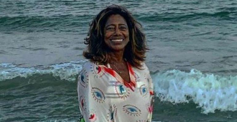 Em passeio na praia, Glória Maria cita pandemia da Covid-19 e pede por vacina: “Somos grupo de risco”