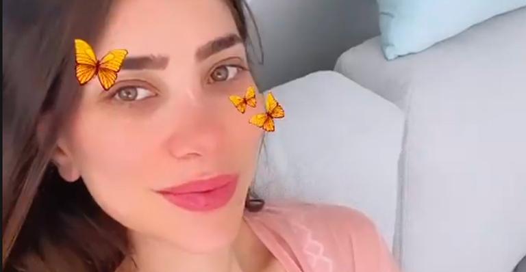 Esposa de Alok, Romana Novais registra momento especial amamentando filha de um mês: “Olha a mãozinha”
