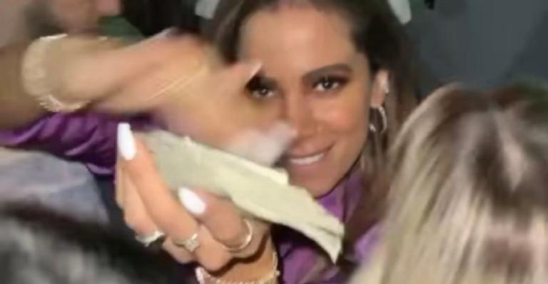 Ostentação! Anitta ‘distribui’ dólares em boate de strip em Miami
