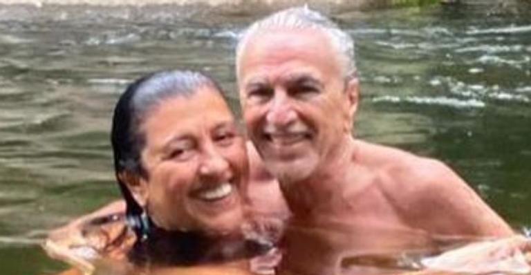 Regina Casé curte dia de lazer com banho de rio ao lado de Caetano Veloso: “Milagre que presenciei”