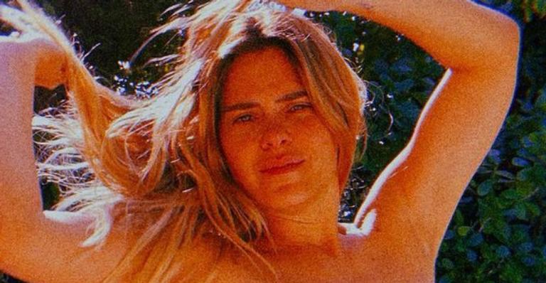 Carolina Dieckmann renova bronzeado com biquíni tomara que caia e recebe elogios: “Maravilhosa”