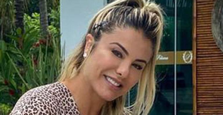 Com look despojado, esposa de Leonardo posa acompanhada na mansão luxuosa do cantor: “Belíssima”